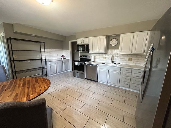 4th image of 814 Cambridge Dr
