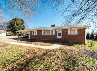 1009 Vestal St, Yadkinville, NC 27055