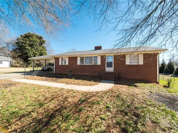 1009 Vestal St, Yadkinville, NC 27055