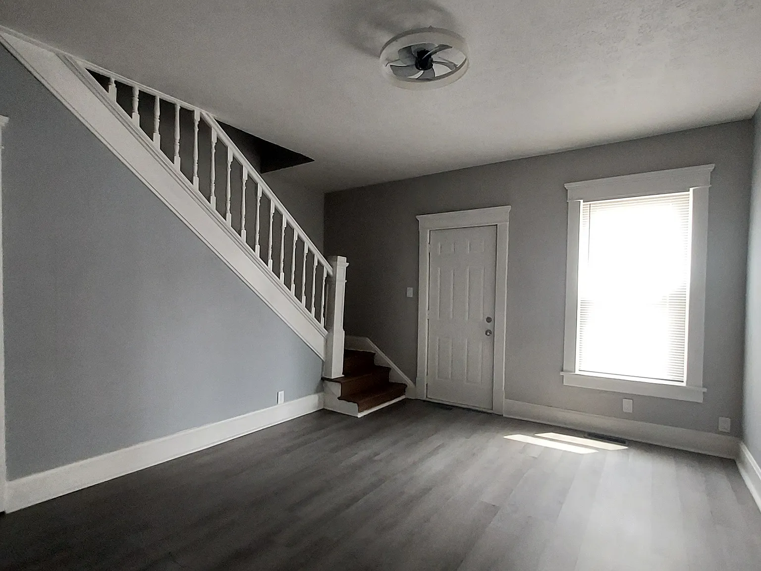 3 Bedroom, 1.5 Bathroom Apartment — Photo 2