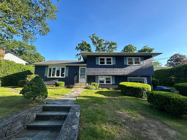 58 Versailles St — Photo 2