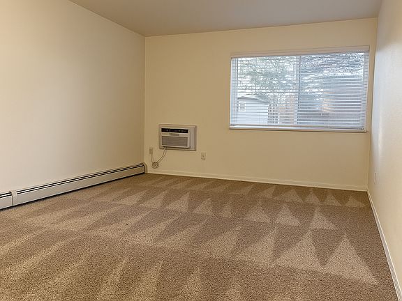 5th image of 3735 E La Salle St #32