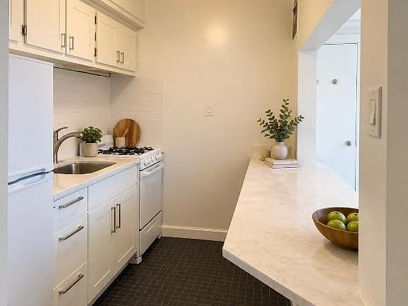 3rd image of 203 Clinton St APT 4