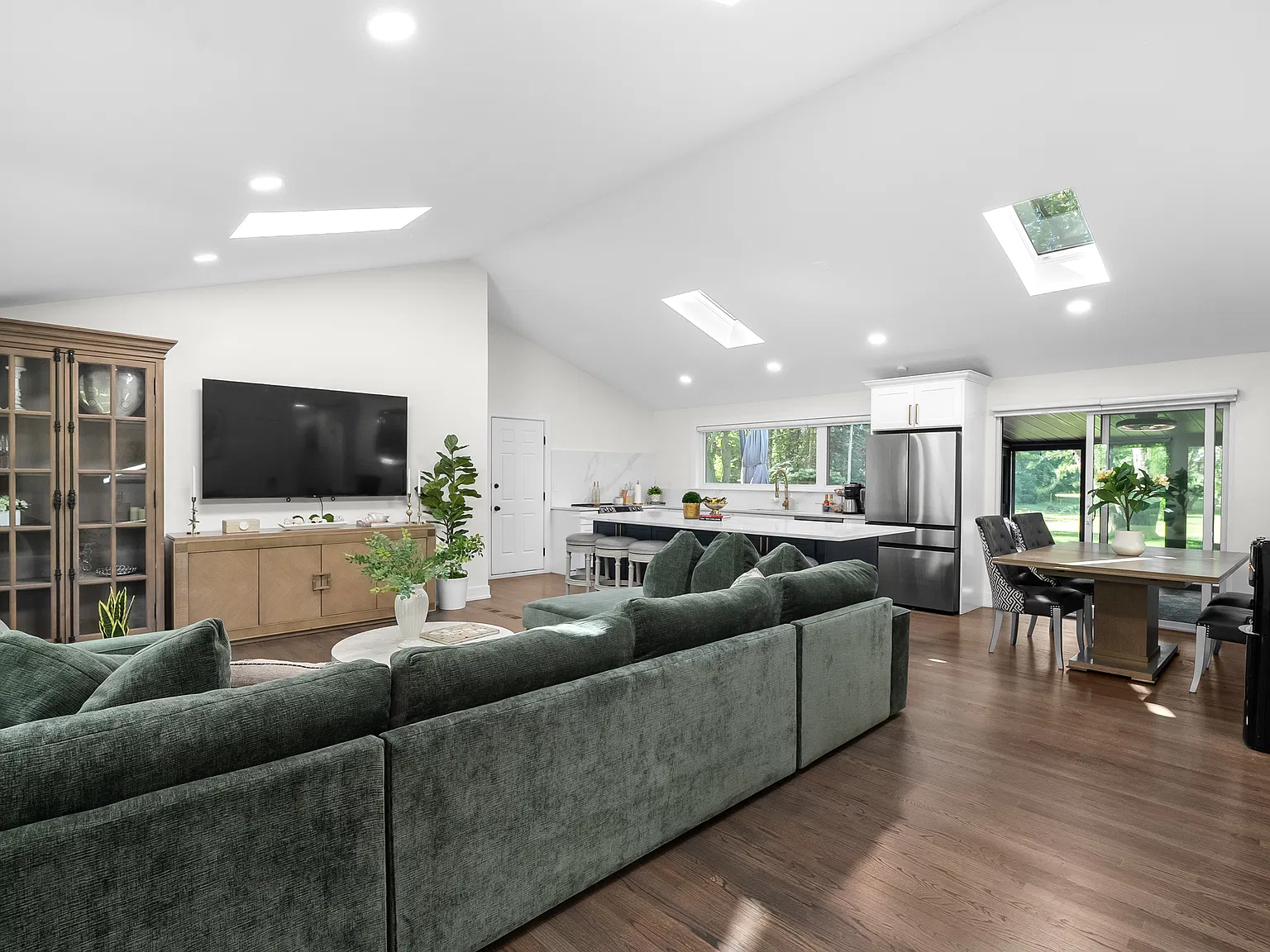 5 bed, 2238 sqft, $3,500 — Photo 3