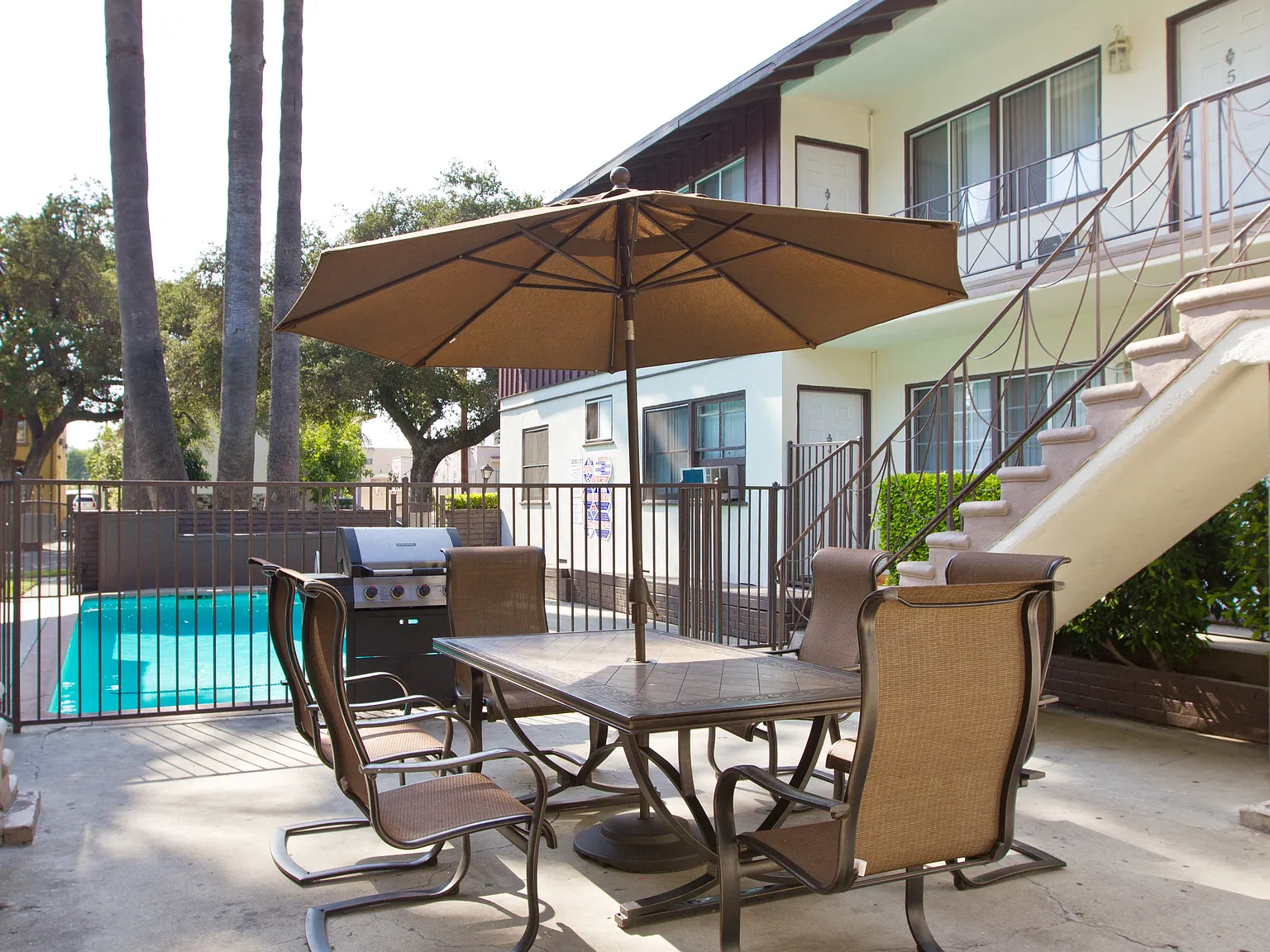 Verdugo Plaza Apartments — Photo 3