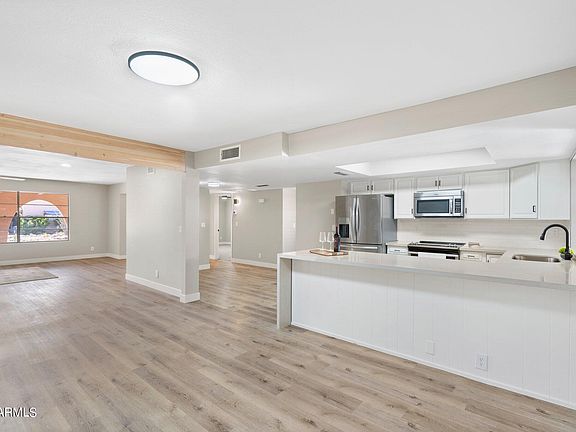 2nd image of 500 N Hobson Plaza