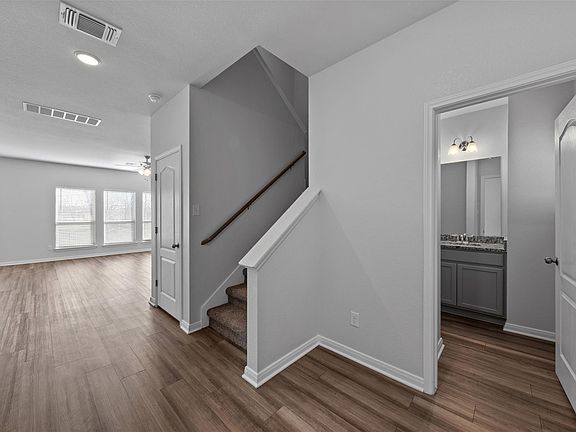 4th image of 607 Friars Tuck Dr