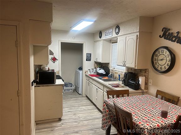 3rd image of 3601 Governor Harris Dr