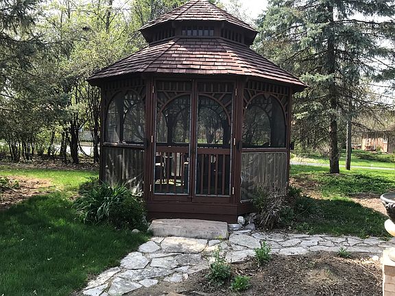 5th image of 690 Castlewood Dr
