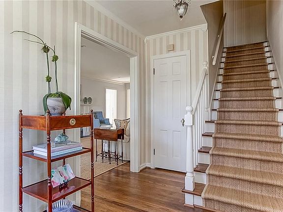 3rd image of 200 Williamsburg Ln