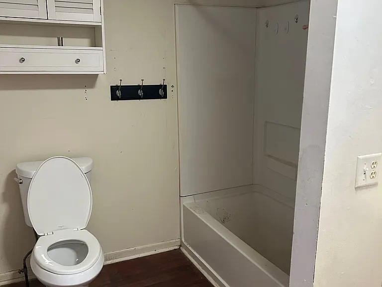 Bathroom w/ washer/dryer hookup