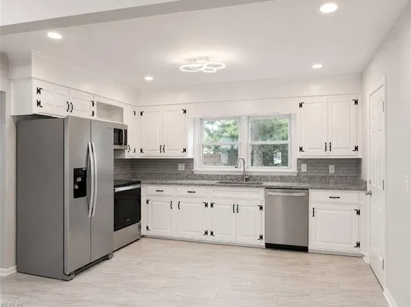 704 Lord Nelson Dr, Virginia Beach, VA 23464
