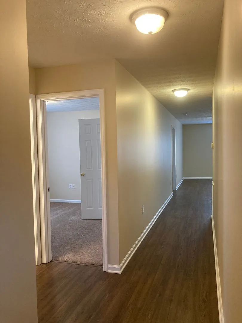 **LESS than 10 minute Drive from Fort Knox** — Photo 4