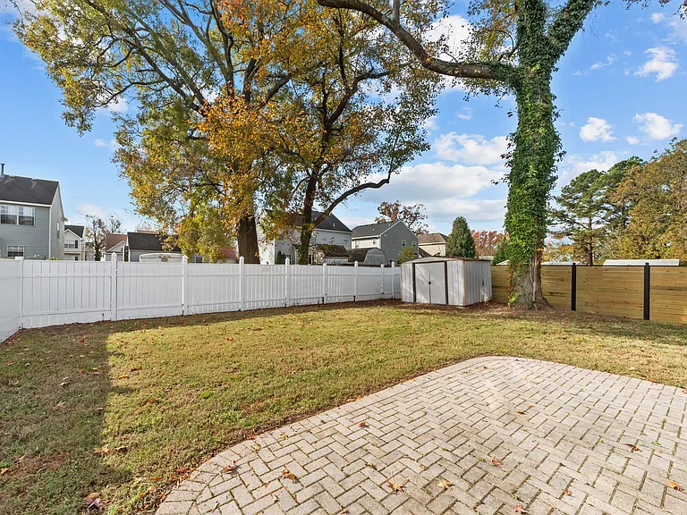 115 Jones St — Photo 32