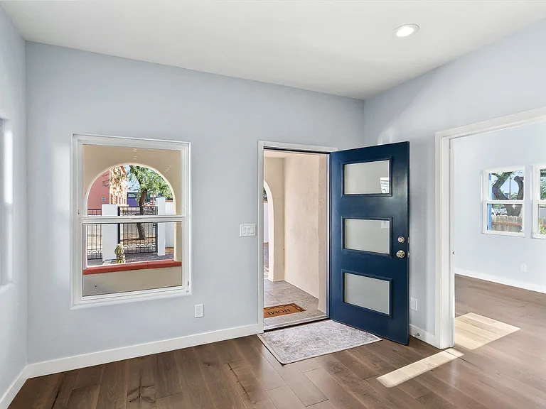 1525 E 10th St — Photo 22