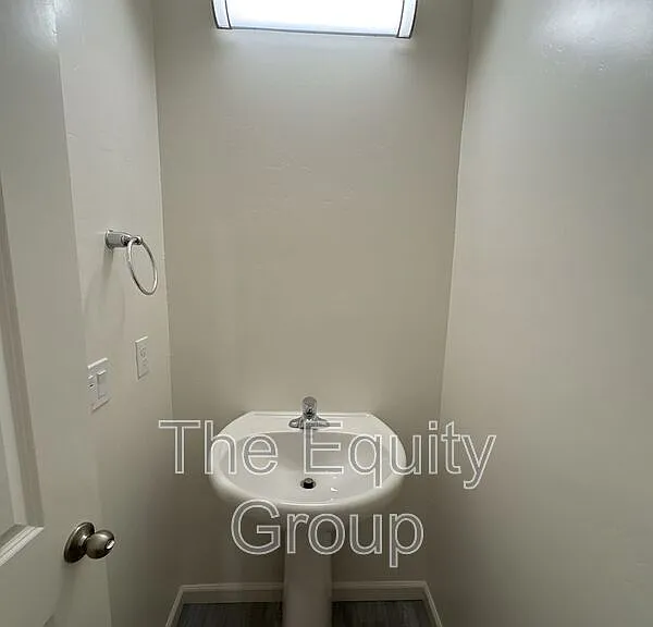 733 S Pinkham #102 — Photo 4
