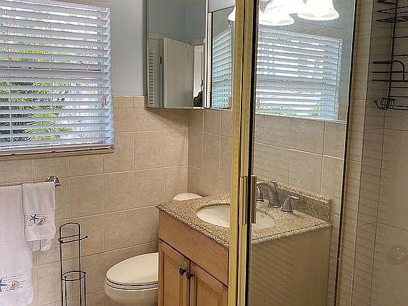 5th image of 2508 Bay Dr APT 4