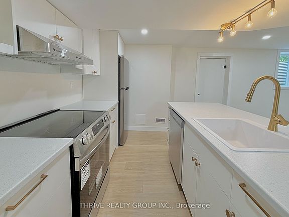 5th image of 444 Ridgewood Cres