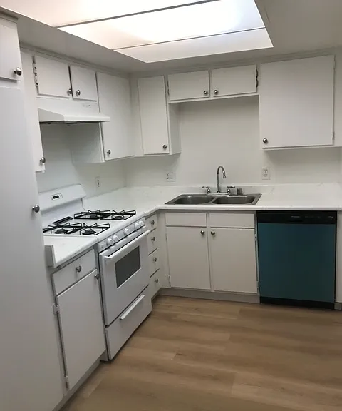 Orange Apartments — Photo 12