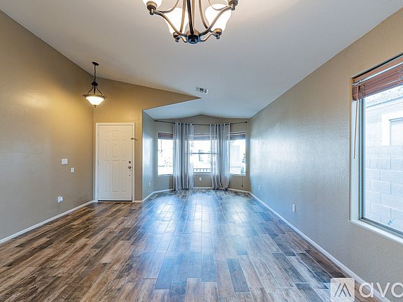 5th image of 745 E Leslie Ave