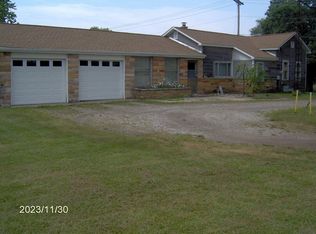 701 E Hoffman St, Three Rivers, MI 49093