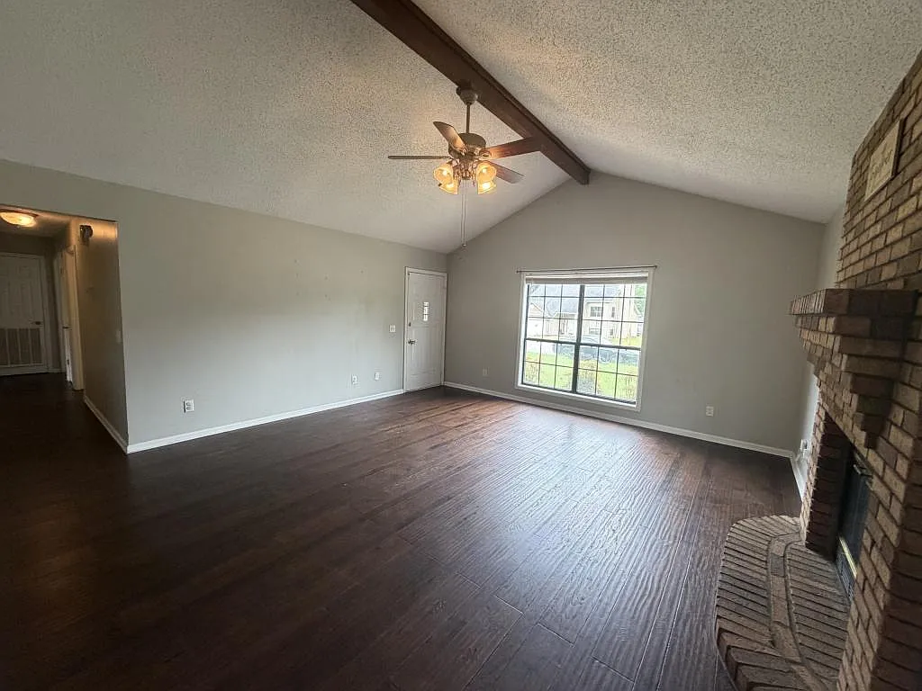 110 Woodley Dr — Photo 3