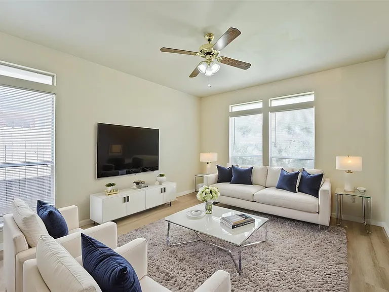 502 Gregory Ct — Photo 2