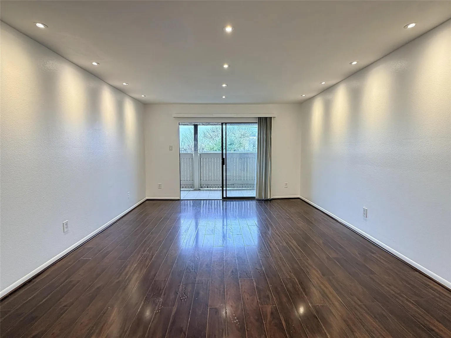 3 bed, 2.0 bath, 1500 sqft, $1,800 — Photo 2