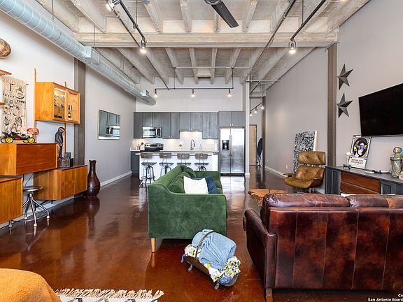 5th image of 1331 S Flores St #310