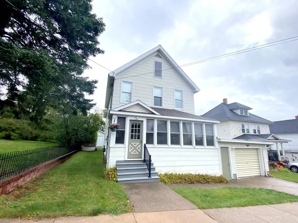 303 Vivian St, Hancock, MI 49930