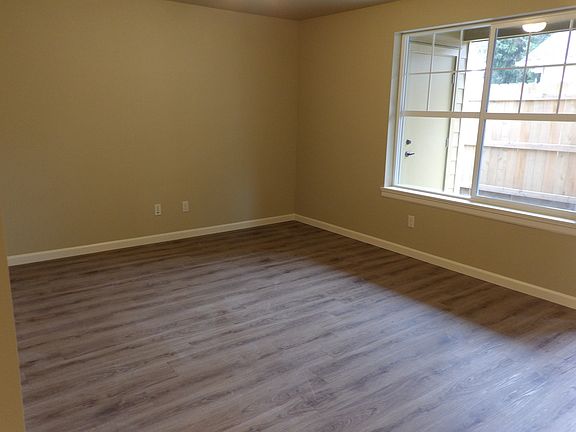 2nd image of 690 SE 5th Ave APT 102