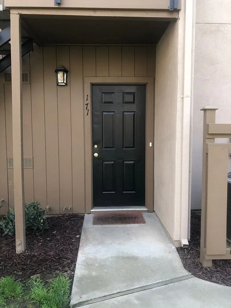 Back to School Two Weeks Free Rent! Darling condo in a great community with amenities — Photo 3