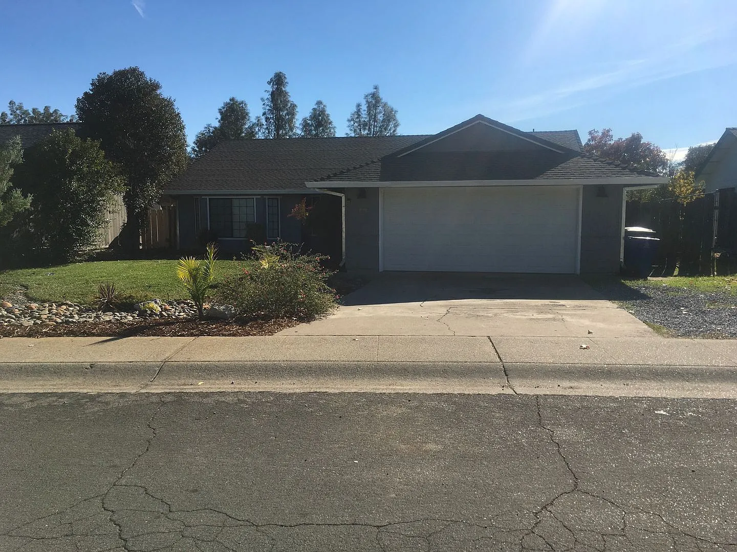 Candlewood Neighborhood close to pond! — Photo 1