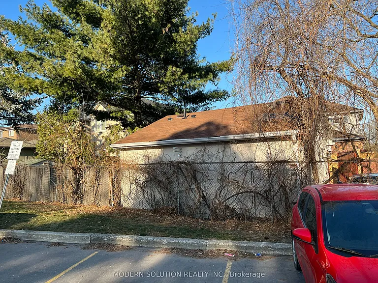 23 Tilden Cres — Photo 15