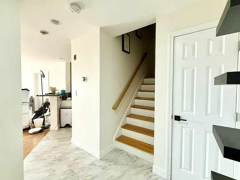 120 Wyllis Ave — Photo 4