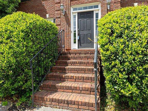 4th image of 3180 Crestmont Way NW