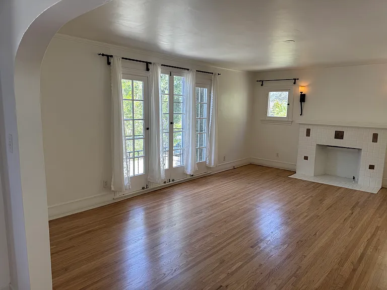 1042 S Hudson Ave #1/2 — Photo 5