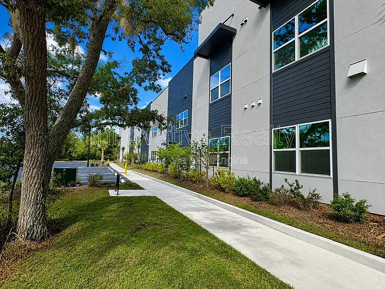 Las Palmas Apartments — Photo 34