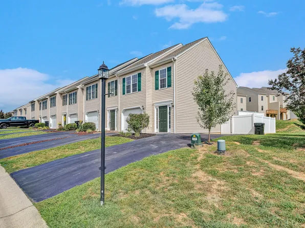 6635 Village Green Dr, Roanoke, VA 24019