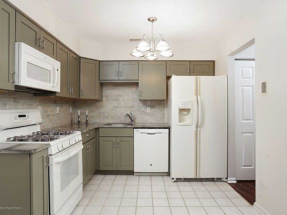 5th image of 4 Stowe Ct
