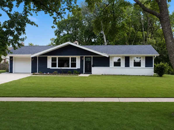 1927 Warwick Ln, Schaumburg, IL 60193