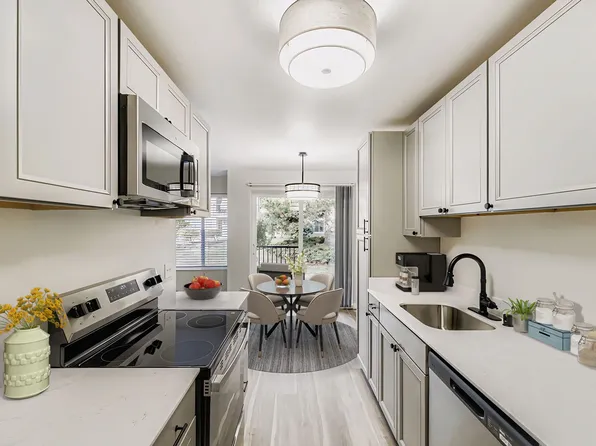 Beautifully Renovated 1 & 2 Bedroom Apartments in Lynnwood!