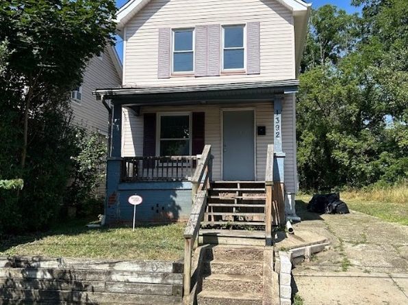 1392 Hart St