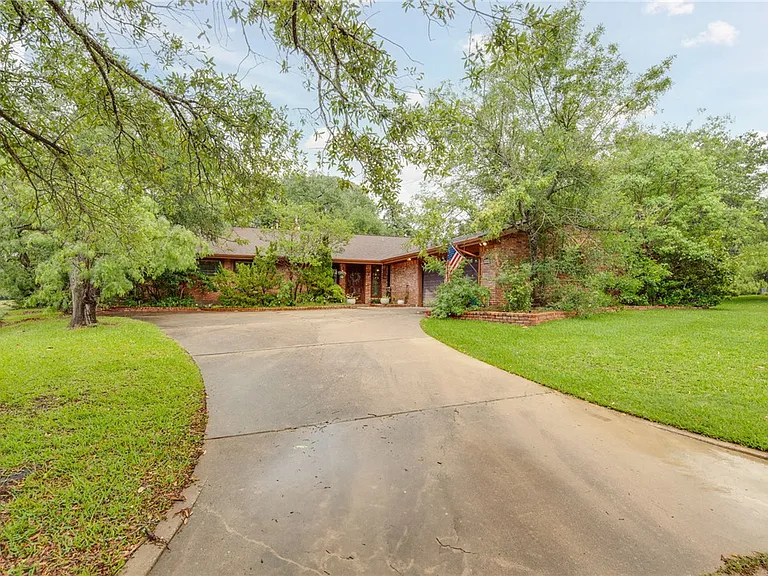 2902 Chaparral Cir — Photo 2