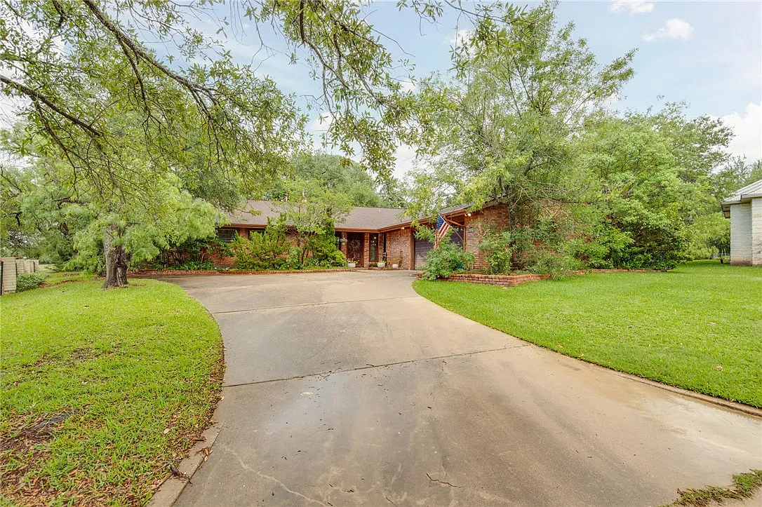 Building Photo - 2902 Chaparral Cir