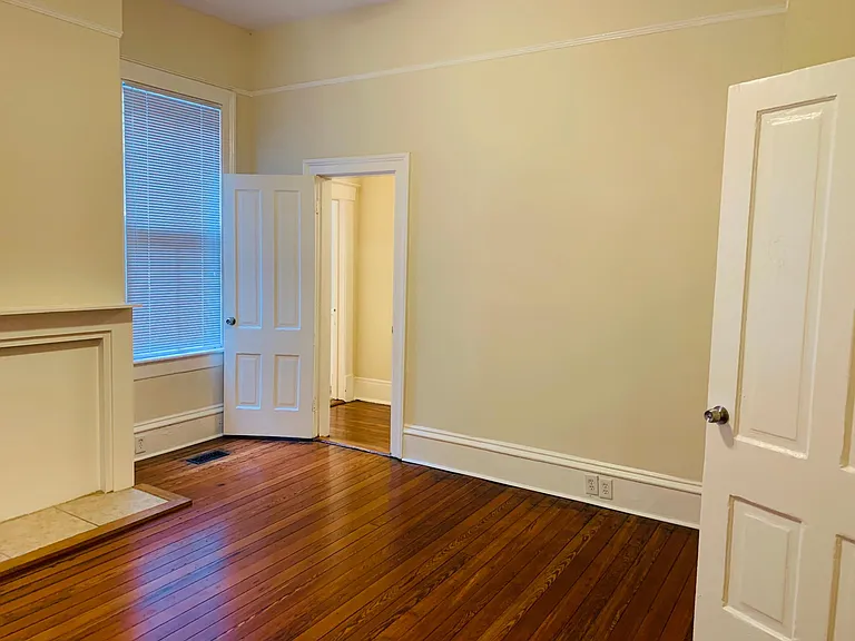 903 Montgomery St — Photo 30
