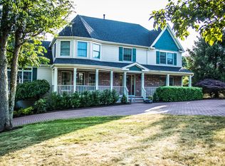 16 Foxfire Ln, Clinton, NJ 08809