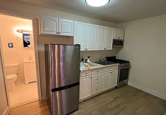 3rd image of 211 W 16th St #1A