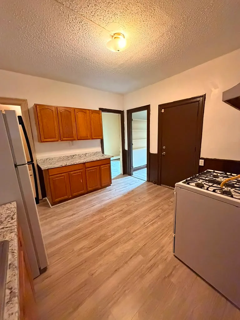 3 bed, 1100 sqft, $1,390 — Photo 3