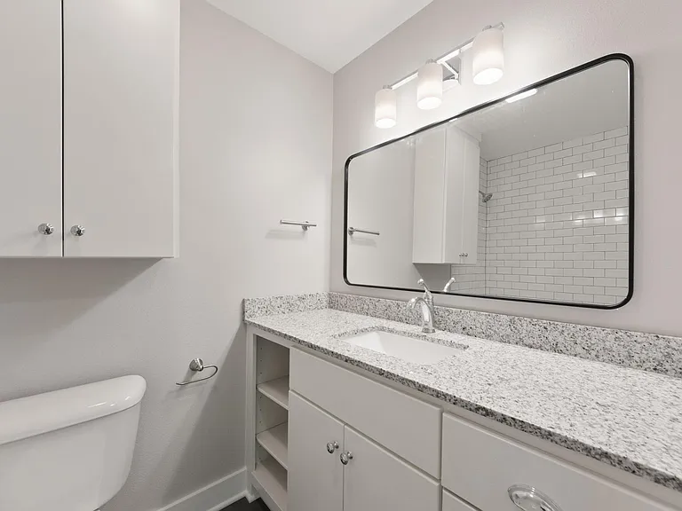 503 E 7th St #10 — Photo 10